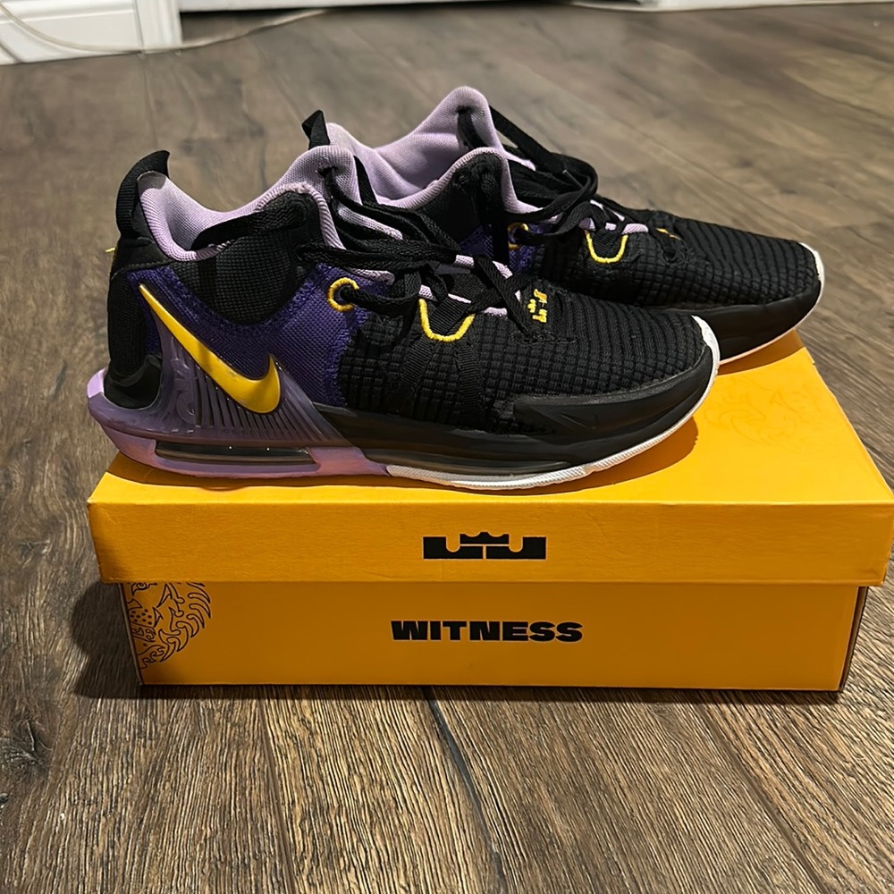 Lebron Witness VII men’s size 8.5. Only worn on court!